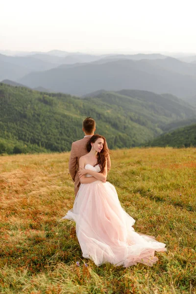 Menyasszony Vőlegény Háttal Állnak Egymásnak Napnyugta Esküvői Fotó Hátterében Őszi — Stock Fotó