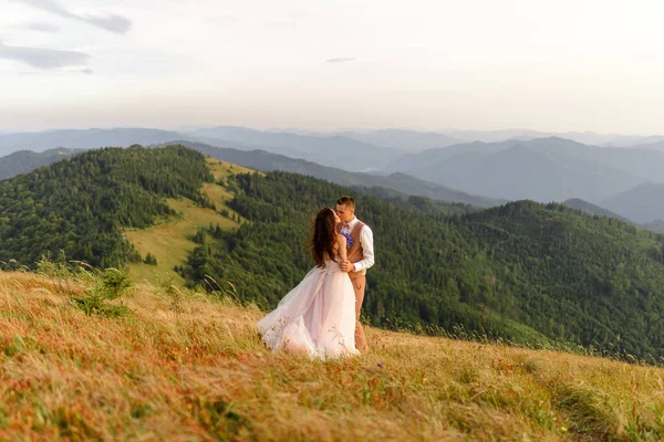 Menyasszony Vőlegény Csókolóznak Őszi Hegyek Hátterében Napnyugta Esküvői Fotózás — Stock Fotó