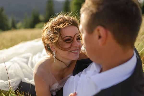 Bryllupsfotografering Fjellet Nygifte Ligger Gresset Paret Smiler Avgrensning – stockfoto