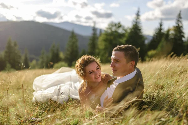 Fotografia Casamento Nas Montanhas Recém Casados Estão Deitados Relva — Fotografia de Stock