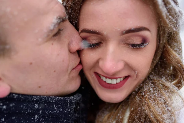 Novio Besa Novia Mejilla Primer Plano Pareja Está Cubierta Nieve —  Fotos de Stock