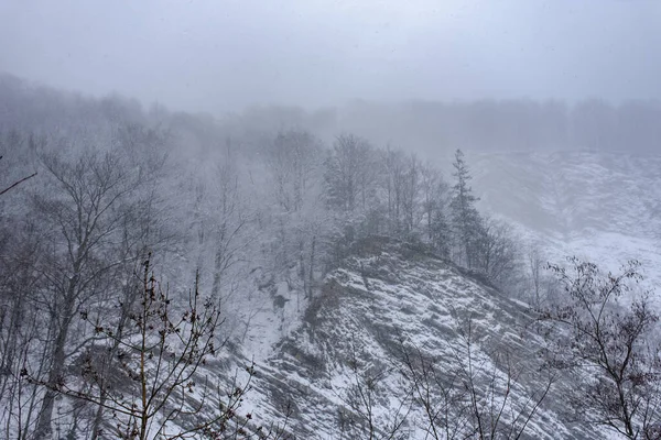 悪天候だ 山の範囲は雪と眠りに落ちる — ストック写真