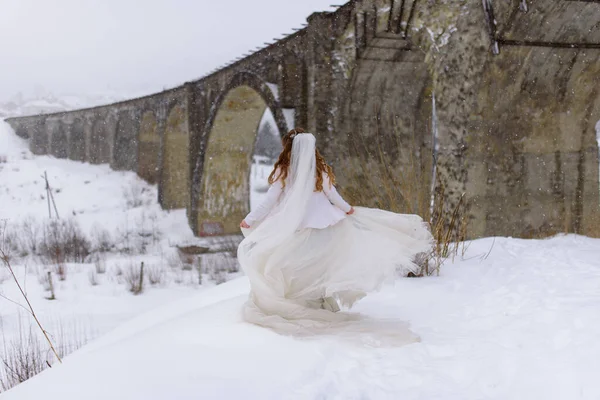 Krásná Nevěsta Pózuje Poblíž Opuštěného Starého Vodovodního Mostu Nevěsta Točí — Stock fotografie