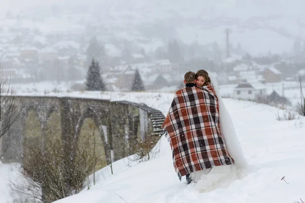 Braut Und Bräutigam Kuscheln Sich Unter Einem Teppich Warm Winterhochzeit — Stockfoto
