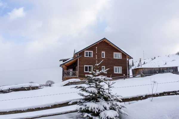 Fantástica Paisagem Inverno Com Casa Madeira Montanhas Nevadas — Fotografia de Stock