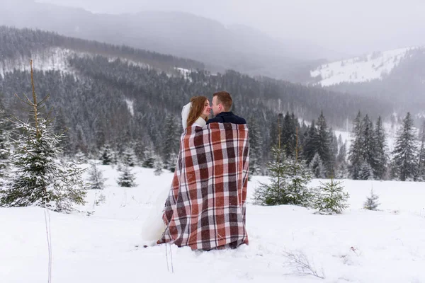 Bride Groom Stand Backdrop Mountains Cuddle Rug Keep Warm Winter — Stock Photo, Image