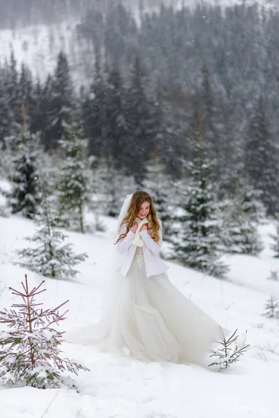 Bela Noiva Alegra Neve Casamento Inverno Nas Montanhas — Fotografia de Stock