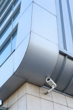 Güvenlik kamerası modern bir binanın köşesine monte edilmiş..