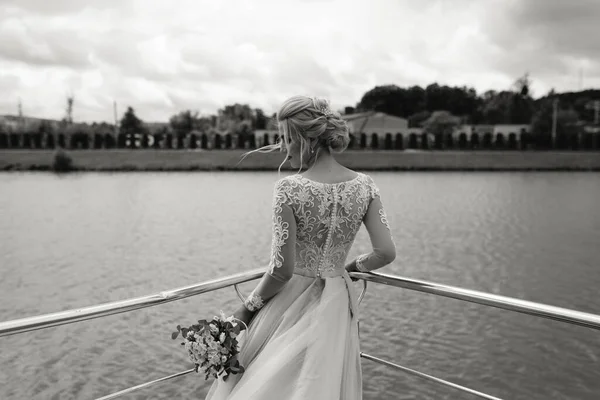Die Braut Steht Mit Ihrem Brautstrauß Nahaufnahme — Stockfoto