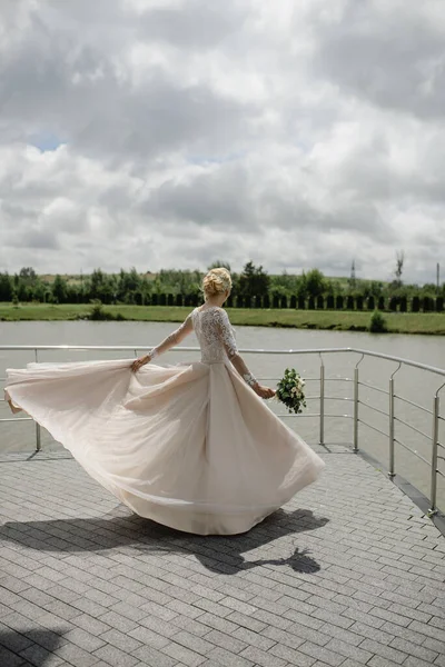 Die Braut Hält Einen Brautstrauß Ihren Händen Und Dreht Sich — Stockfoto