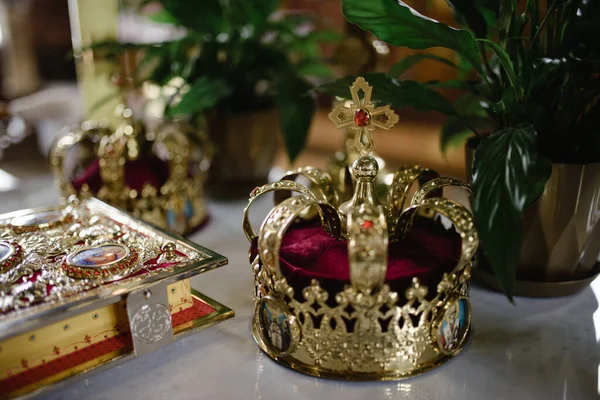 Corona Oro Con Piedras Preciosas Servilleta Roja Altar Iglesia Ceremonia —  Fotos de Stock