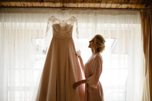 Молодая Милая Блондинка Невеста Смотрит Свое Свадебное Платье — стоковое фото