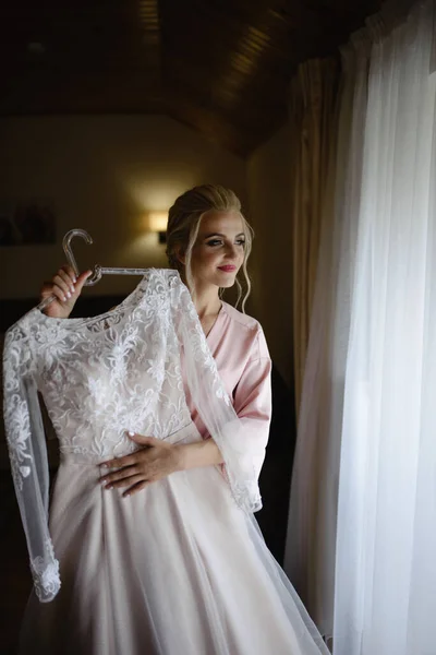 Молодая Милая Блондинка Невеста Халате Примеряет Свадебное Платье — стоковое фото