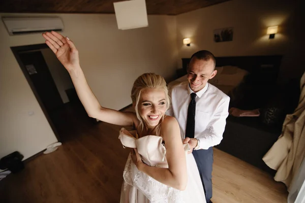 Linda Noiva Loira Vestido Luxo Branco Preparando Para Casamento Preparativos — Fotografia de Stock