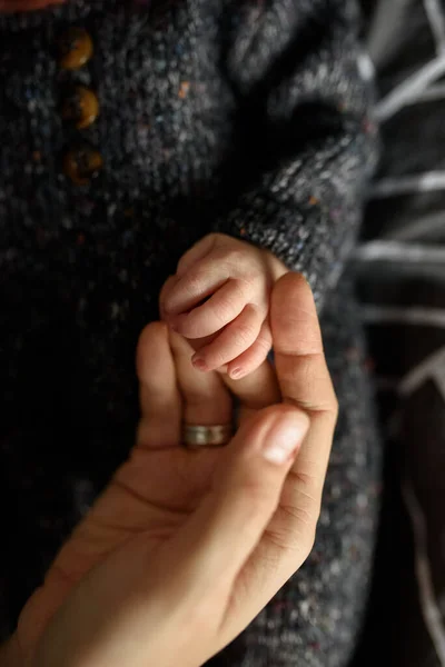 Mamá Sostiene Pequeña Mano Hijo Recién Nacido — Foto de Stock