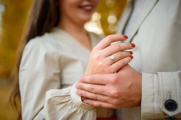 Anello Nuziale Dito Bambina Fidanzamento — Foto Stock