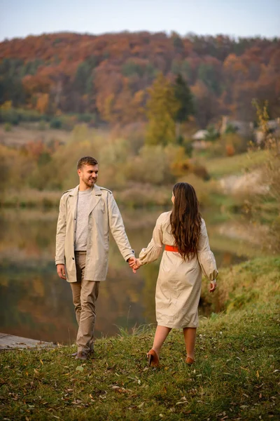 Ein Mann Und Ein Mädchen Gehen Der Hand Der Nähe — Stockfoto