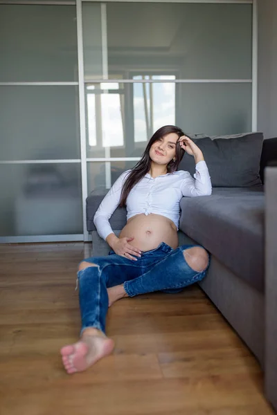 Hermosa Chica Embarazada Está Sentada Suelo — Foto de Stock