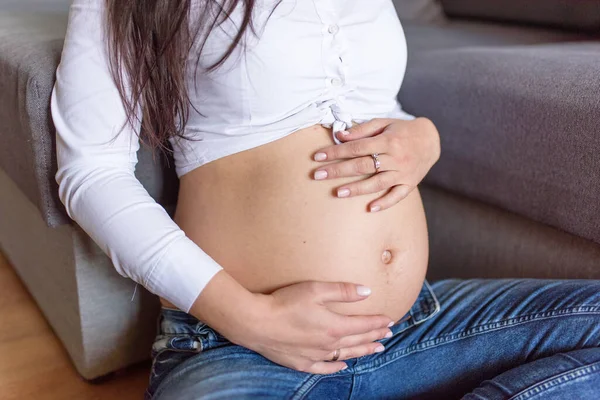 Hermosa Chica Embarazada Sentada Suelo Acariciando Estómago Primer Plano — Foto de Stock