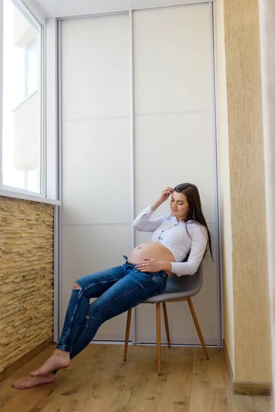Hermosa Chica Embarazada Está Sentada Una Silla Balcón Chica Estiró —  Fotos de Stock