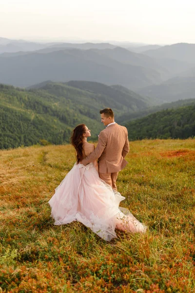 Noiva Noivo Estão Costas Abraçados Pôr Sol Foto Casamento Fundo — Fotografia de Stock