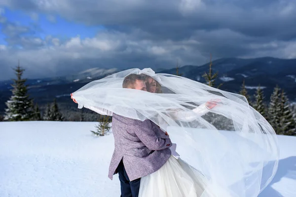 Noiva Noivo Abraçam Sob Véu Enquanto Caminham Casamento Inverno Close — Fotografia de Stock