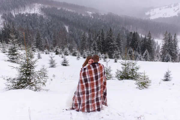 Das Brautpaar Steht Vor Der Bergkulisse Und Kuschelt Sich Unter — Stockfoto