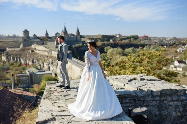 Νύφη Και Γαμπρός Περπατούν Κοντά Στο Παλιό Κάστρο Συγκεντρώσου Στη — Φωτογραφία Αρχείου