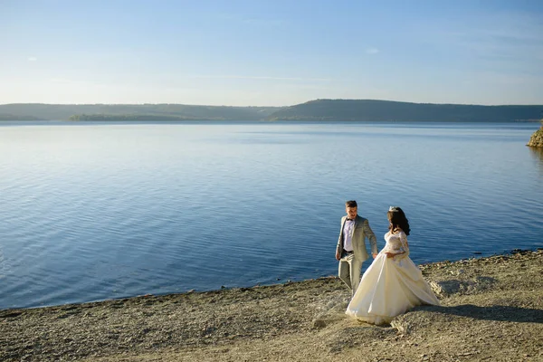 Bruid Bruidegom Lopen Bij Het Meer Aan Kust — Stockfoto