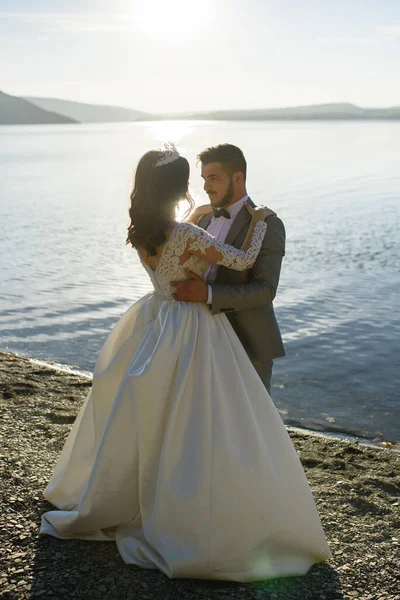 Bruid Bruidegom Lopen Bij Het Meer Aan Kust — Stockfoto