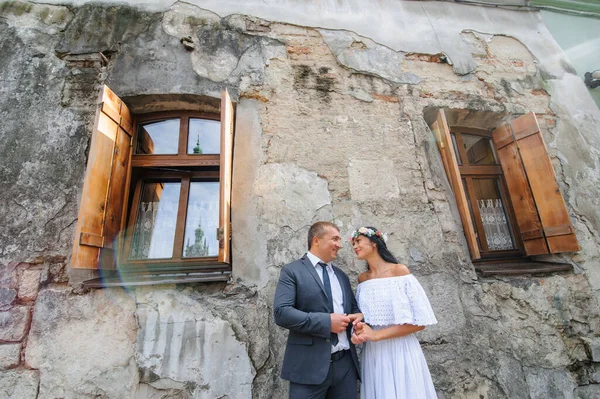 Γαμήλια Φωτογράφιση Στο Βάθος Του Παλιού Κτιρίου Νύφη Και Γαμπρός — Φωτογραφία Αρχείου
