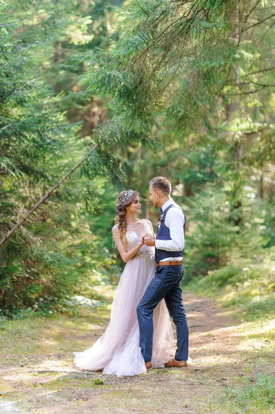 魅力的な新婚カップル 幸せと喜びの瞬間 休日の服装で男と女が剃りキス 新鮮な空気の森の中でボヘミアンスタイルの結婚式のセルモニア — ストック写真