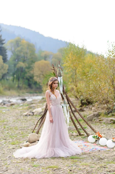 Sposa Felice Abito Sposa Rosa Ragazza Tiene Mano Bouquet Sposa — Foto Stock