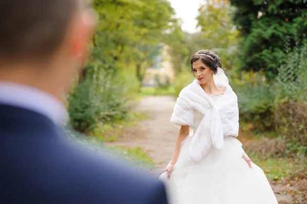 Жених Невеста Фоне Осеннего Парка Сосредоточьтесь Невесте Которая Смотрит Жениха — стоковое фото
