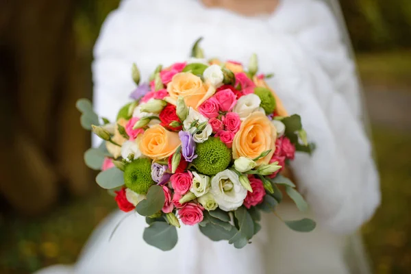 Bouquet Nuziale Mani Della Sposa — Foto Stock