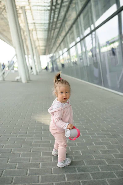 Una Niña Intenta Caminar Sola Sobre Fondo Edificio Moderno Mano —  Fotos de Stock