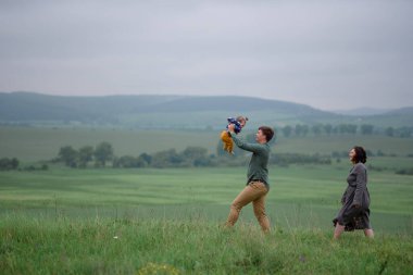 Anne, baba ve kızı. Babası kızını gökyüzüne fırlattı..