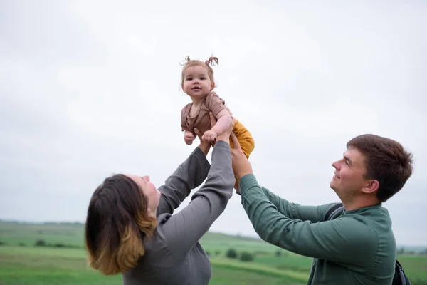 Mãe Pai Filha Pais Levantam Filha Céu — Fotografia de Stock