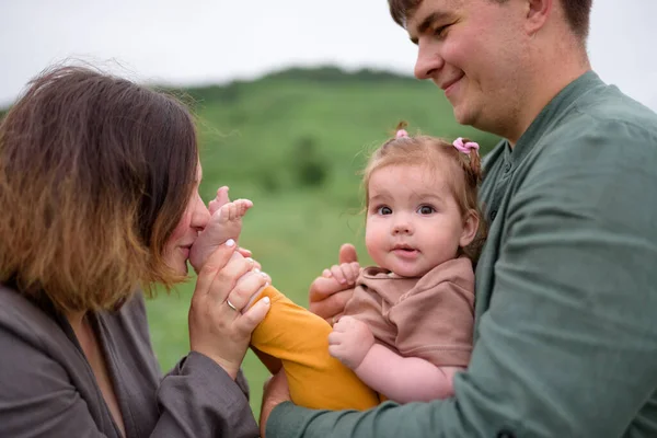 Mãe Pai Filha Pai Segura Filha Nos Braços Mãe Beija — Fotografia de Stock