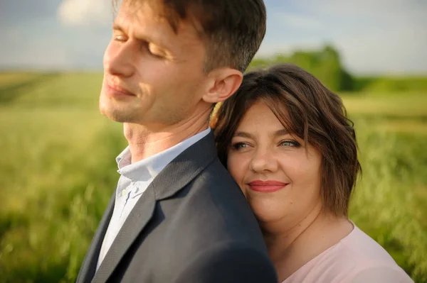 Casal Adulto Campo Trigo Verde — Fotografia de Stock