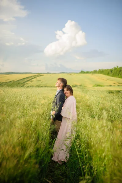 Взрослая Пара Зеленом Пшеничном Поле — стоковое фото