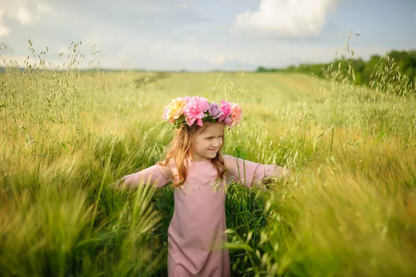 Porträtt Söt Flicka Rosa Klänning Flicka Poserar Ett Grönt Vetefält — Stockfoto