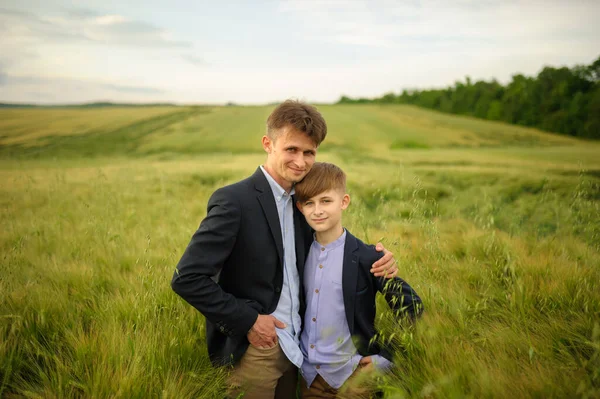 緑の小麦畑の父と息子 — ストック写真
