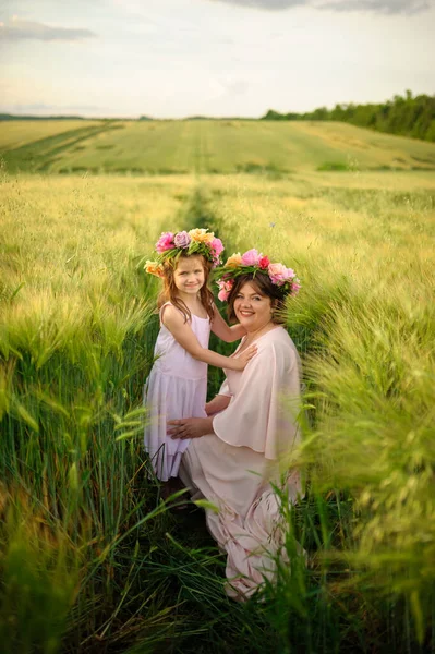 Moeder Dochter Roze Jurken Een Groen Tarweveld Hun Hoofd Hebben — Stockfoto