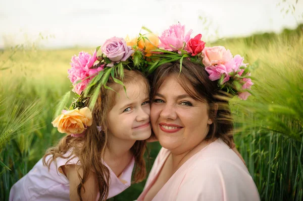 Mutter Und Tochter Rosa Kleidern Einem Grünen Weizenfeld Auf Dem — Stockfoto