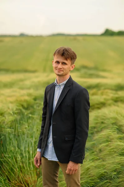 Optimistischer Geschäftsmann Steht Auf Einem Grünen Weizenfeld — Stockfoto