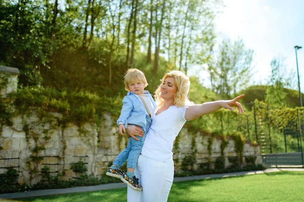 Mam Zoon Een Achtergrond Van Groen Gazon Mam Houdt Haar — Stockfoto