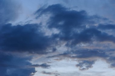 Gökyüzündeki fırtına bulutları.
