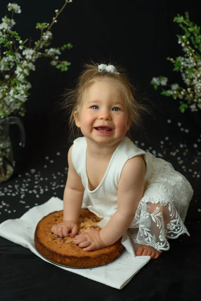 Niña Celebra Primer Cumpleaños Chica Comiendo Primer Pastel — Foto de Stock