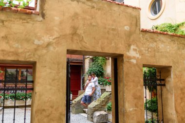 Eski şehrin sokaklarında iki sevgili bir randevu sırasında kucaklaşır. Kız bir adama arkadan sarılıyor..